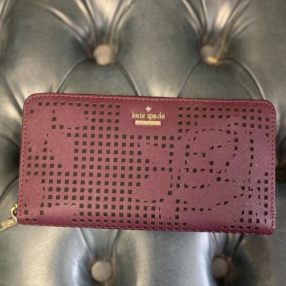 Kate Spade New York Cameron Street wallet "lacy" Perforated in Deep Plum - Picture 1 of 3